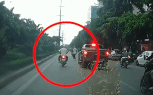 Clip: Ôm trẻ nhỏ chạy qua đường thiếu quan sát, người phụ nữ cùng đứa bé ngã úp mặt vào lùm cây trên dải phân cách