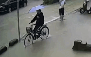 Clip: Nữ sinh đạp xe bất ngờ lọt thỏm xuống miệng cống giữa trời mưa gió khiến nhiều người 'thót tim'