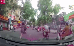 Clip: Cô gái có 'hành động lạ' ngay giữa đường phố đông đúc khiến ai cũng ngỡ ngàng