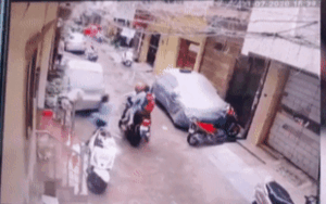 Mẹ tay không vật lộn với 2 kẻ bắt cóc con ngay trước cửa nhà