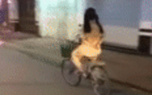 Clip: Cô gái trẻ chắp tay sau lưng, chân thoăn thoắt đạp xe trên đường khiến nhiều người 'thót tim'