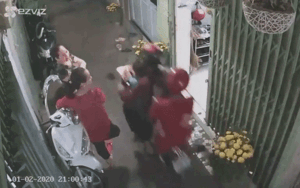 Đôi vợ chồng hờ chở 2 con nhỏ vẫn đi giật dây chuyền khiến người phụ nữ bị kéo lê trong hẻm