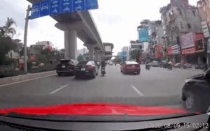 Clip: Ô tô vượt ẩu va vào xe máy khiến người phụ nữ ngã sóng soài rồi nhấn ga bỏ đi