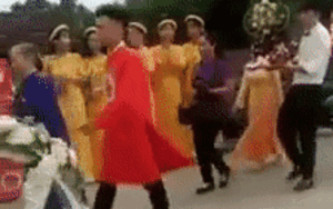 Clip: Khoảnh khắc khó hiểu của chú rể trong ngày ăn hỏi khiến tất cả ngạc nhiên, CĐM được phen cười ngất