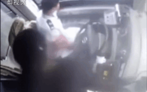 Người phụ nữ đánh tài xế xe buýt tới 21 lần, thái độ của tài xế mới thực sự đáng kinh ngạc