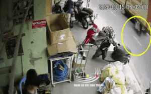 Clip: Người phụ nữ bị xe ô tô húc văng khi qua đường, tài xế nhẫn tâm bỏ trốn