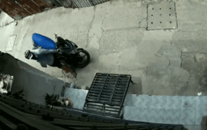 Clip: Màn trộm đồ cúng 'nhanh như cắt' của người phụ nữ khiến nhiều người ngao ngán