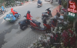 Clip: Người phụ nữ mở cốp xe trộm ví ngay trên đường phố ở Hà Nội