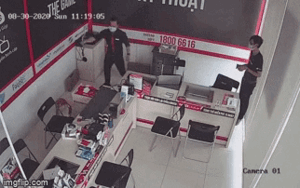 Clip: Vừa mở ngăn kéo, nữ nhân viên hốt hoảng bỏ chạy khi phát hiện con rắn nằm cuộn tròn trong hộc tủ