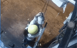 Hai cô gái trộm bóng đèn nhanh như chớp nhưng không ngờ camera vẫn kịp ghi lại từng chi tiết