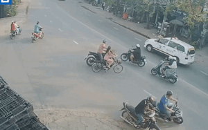 Clip: Nam thanh niên giật dây chuyền của cô gái lúc chờ qua đường, cố bỏ chạy nhưng bị người dân vây bắt đánh túi bụi