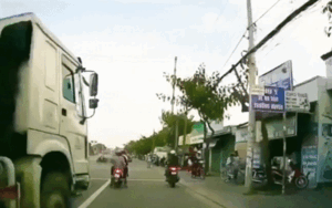 Clip: Thót tim cảnh xe bồn lao thẳng vào 2 xe máy đang dừng chờ đèn đỏ