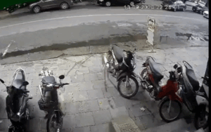 Clip: Va chạm với ô tô con đang nhập làn, xe Mazda lật ngửa giữa đường