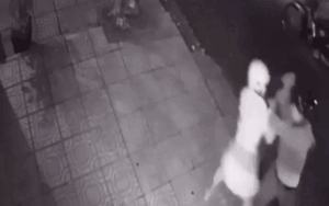 Clip: Cô gái bị nhóm cướp khống chế, cướp xe máy lúc giữa đêm