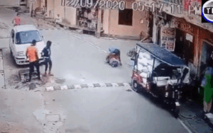 Ngăn hàng xóm quấy rối con gái, người phụ nữ bị đánh dã man ngay giữa đường