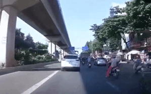 Clip: Nữ 'ninja' xi nhan xin đường bằng chân khiến nhiều người thắc mắc