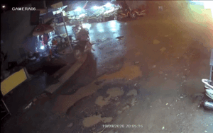 Nam thanh niên chạy xe máy rơi xuống hố nước sâu hơn 3m trên vỉa hè ở TP.HCM