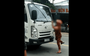 Clip: Người phụ nữ bất ngờ chặn đầu xe tải, bẻ gãy cần gạt nước rồi tiếp tục gây hấn với tài xế