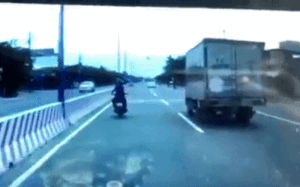 Clip: Ném đá vào xe tải, thanh niên bị tài xế ép cả người và xe vào dải phân cách