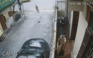 Clip: Cậu bé lao xe đạp làm móp ca-po ô tô, chủ xe 'nhận được mỗi câu' từ phụ huynh mà ngao ngán