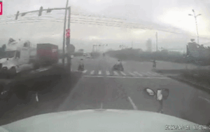 Clip: Tài xế container đánh lái tránh hai người chạy xe máy sang đường thiếu quan sát