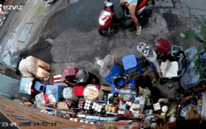 Clip: Người phụ nữ xúi giục con nhỏ trộm túi của bà cụ bán hàng rồi phóng xe tẩu thoát