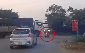 Clip: Người phụ nữ cố vượt xe tải đang quay đầu khiến rơi vào tình huống thót tim