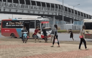 Clip: Nhóm thanh niên vác gậy lao vào đánh nhau do tranh giành khách, người dân chứng kiến hoảng loạn la hét