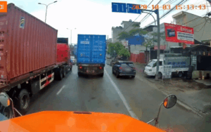 Clip: Lao thẳng xe vào vũng nước khiến người phụ nữ đứng bên đường ướt sũng, tài xế bị CĐM chỉ trích kịch liệt