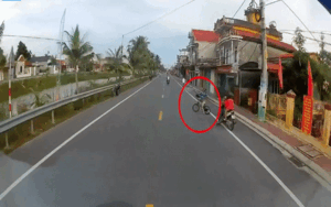 Clip: Thót tim cảnh tài xế ô tô đánh lái kịp thời tránh cậu bé đạp xe lao sang đường