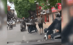 Chỉ va chạm nhẹ nhưng 2 thanh niên vẫn lao vào đánh nhau túi bụi giữa đường khiến nhiều người ngao ngán
