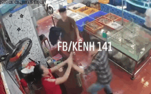 Clip: Phẫn nộ cảnh người đàn ông lao vào húc đầu, túm tóc nữ chủ quán hải sản vì không cho 'mua chịu'