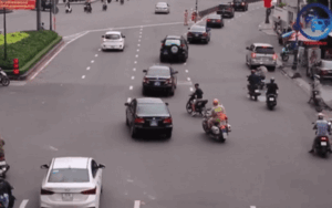 Clip: Nam thanh niên đầu trần, chạy xe máy định cắt ngang đoàn xe ưu tiên trên đường phố Sài Gòn
