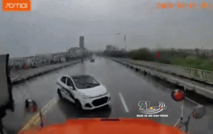 Clip: Thót tim khoảnh khắc ô tô con mất lái, đối đầu trực diện container