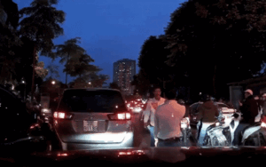 Clip: Hai tài xế ô tô bỏ xe lao vào đuổi đánh nhau sau va chạm, cả phố Hà Nội ùn tắc