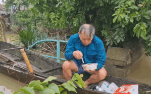 Clip: Cụ ông bật khóc khi nhận suất cơm nóng cứu trợ sau 5 ngày bị lũ vùi