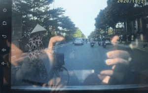 Clip: Cụ bà chạy xe đạp bất ngờ xuất hiện trước mũi xe và pha đạp phanh 'tê chân' của tài xế