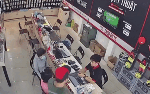 Clip: Bức xúc cảnh người đàn ông xăm trổ cầm gậy đập thẳng vào đầu nhân viên sửa điện thoại