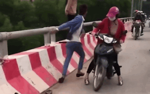Clip: Nam thanh niên lao tới kéo tay, cứu người phụ nữ có ý định nhảy cầu