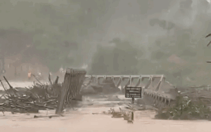 Clip: Nước lũ dâng cao cuốn trôi cầu sắt ở Kon Tum, gần 1.500 người dân bị cô lập