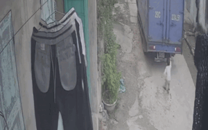 Clip: Thót tim khoảnh khắc xe tải lùi làm em bé đang chập chững đi lọt vào gầm