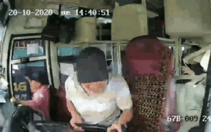 Clip: Tài xế văng khỏi chỗ khi đánh lái gấp cố tránh người phụ nữ chạy xe máy sang đường thiếu quan sát