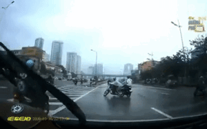 Clip: 2 thanh niên đi ẩu va chạm làm cả 2 xe ngã sóng soài, người đàn ông đằng xa cũng vạ lây