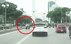 Clip: Hai xe máy va chạm trong làn BRT rồi đâm mạnh vào lề đường, 1 người bị văng ra xa