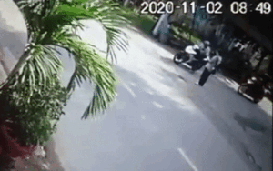 Clip: Người đàn ông bán vé số bị đánh vào ngực, ngã khuỵu xuống đường vì mời khách mua 2 lần