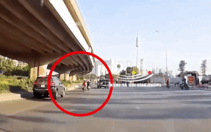 Clip: Bức xúc cảnh xe phân khối lớn gây tai nạn khiến tài xế Grab ngã xuống đường rồi tăng ga bỏ chạy
