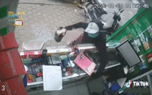 Clip: Vừa quay đi chỉ vài giây, nam thanh niên đã nhanh tay móc trộm điện thoại của nữ nhân viên