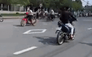 Clip: Nhóm thanh niên nẹt pô, đua xe gây náo loạn đường phố, cảnh quay hậu quả mới khiến dân tình chú ý