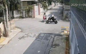 Clip: Quay đầu xe sang phải khi qua ngã tư, người đàn ông bị nữ sinh tông ngang thân xe