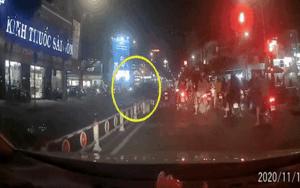 Clip: Khoảnh khắc kinh hãi khi ô tô tông hàng loạt xe máy giữa ngã tư Sài Gòn
